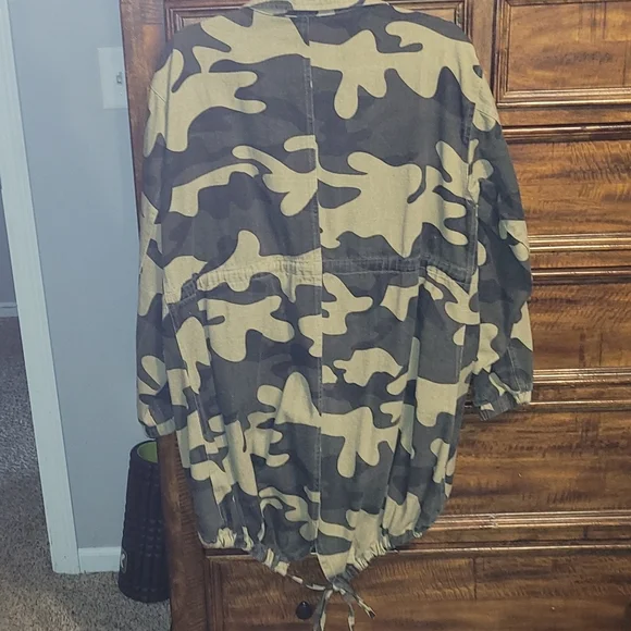 Fashion Nova Womens medium oversized Camo jacket. Long jacket - Picture 5 of 7